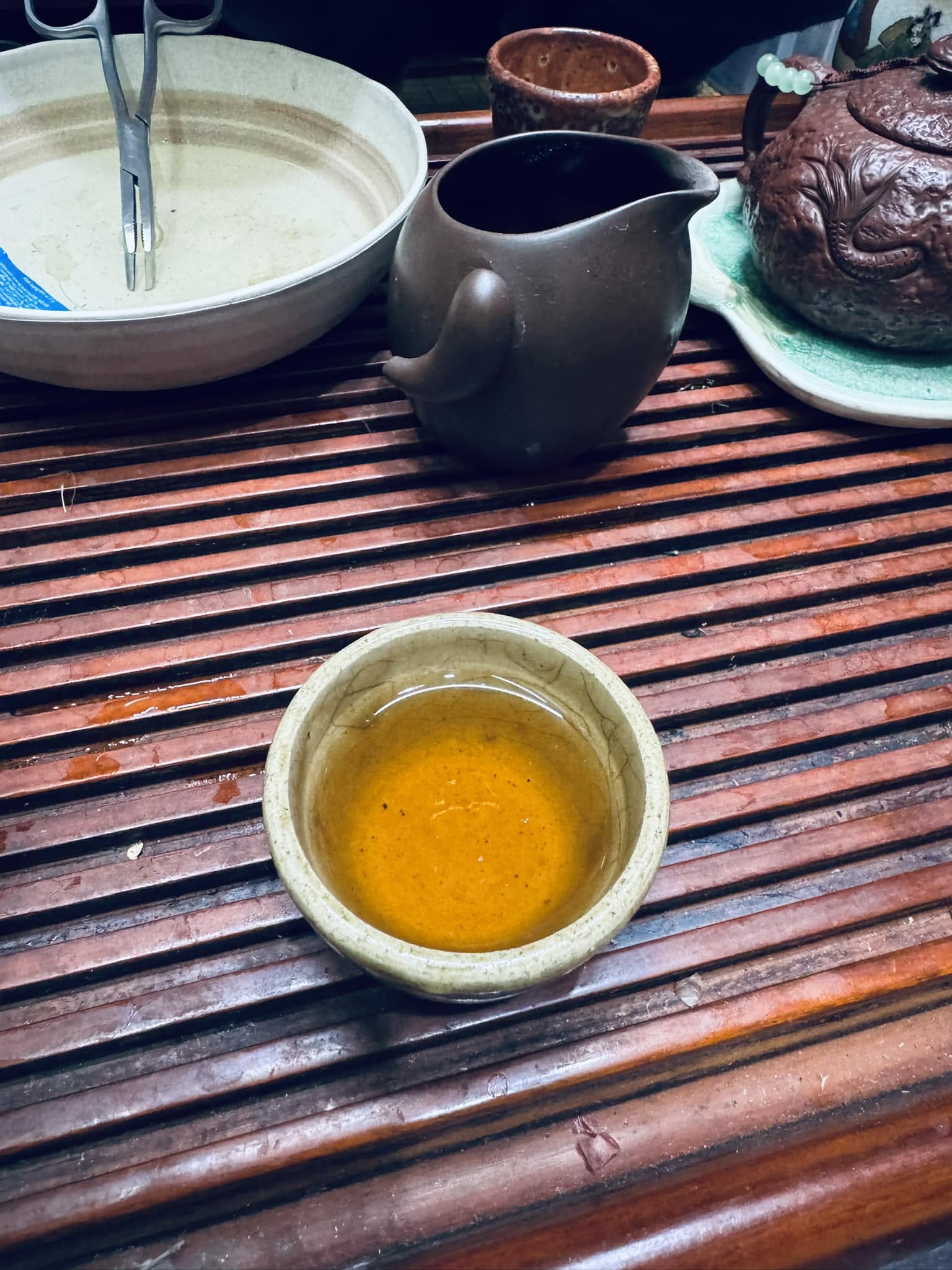 Uống trà mà biết trà ngon hay dở thì khác gì phàm phu. Uống Trà mà không biết vị trà thì khác gì gỗ đá